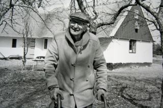 Gustaf Pålsson framför Pålssonhuset